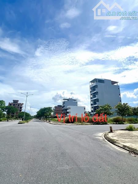 Bán lô đất 2 mặt tiền đường 26m khu đô thị FPT - 2