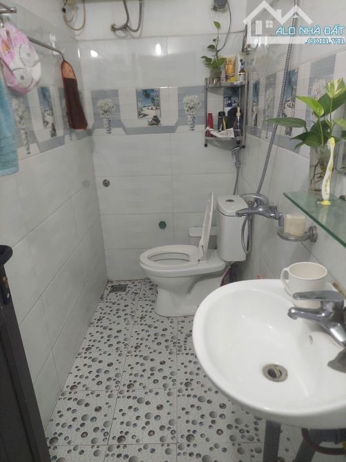 Bán nhà ngõ Đàm Lộc, dt 46m2. Mt 4,7m. Ngõ thông rộng 4m, ô tô qua lại, có thể làm spa - 2