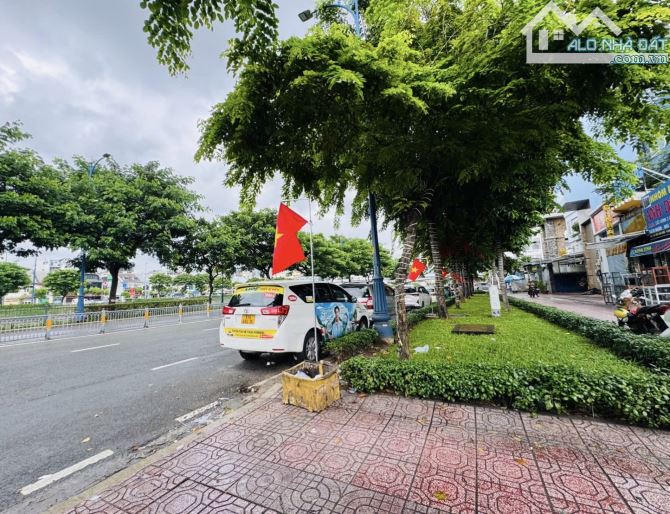 XE HƠI SÁT NHÀ - CÁCH MT 30 MÉT GIÁP QUẬN 1 - 1 PHÚT SANG Q1 THÔI CĂN GÓC - VỊ TRÍ ĐẸP LÀ - 2