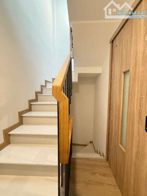 Nhà Đề Thám Q1 - 2PN - 1 trệt 2 lầu - 18m2 - Dòng tiền 16tr/tháng - G - 2