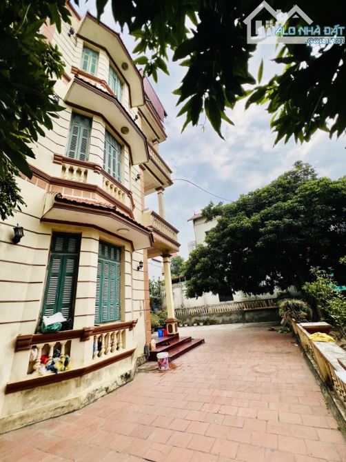 NHÀ BIỆT THỰ 3 TẦNG KHUÔN VIÊN RỘNG RÃI, Ô TÔ ĐỖ TRONG SÂN, - 2