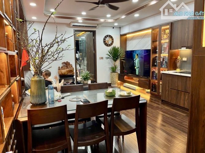 BÁN NHÀ NGUYỄN VĂN HUYÊN- LÔ GÓC, 105M2, 6 TẦNG THANG MÁY, MẶT TIỀN 8M- Ô TÔ TRÁNH- 24 TỶ - 2