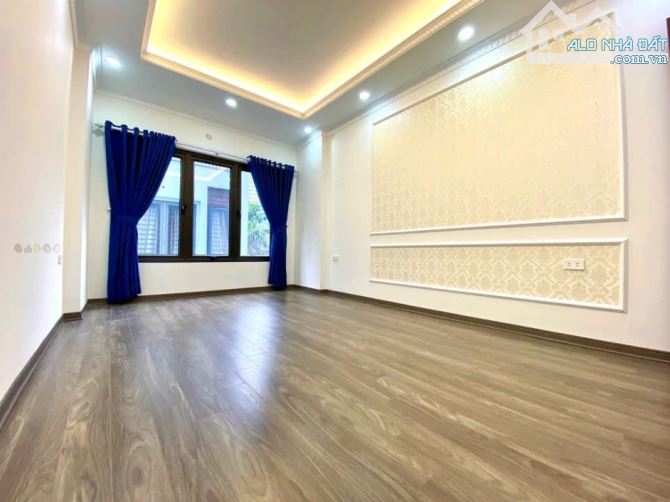 - Bán nhà Lạc Long Quân, nội thất xịn sò, sát phố, 51m2, 9.6 tỷ. - 2