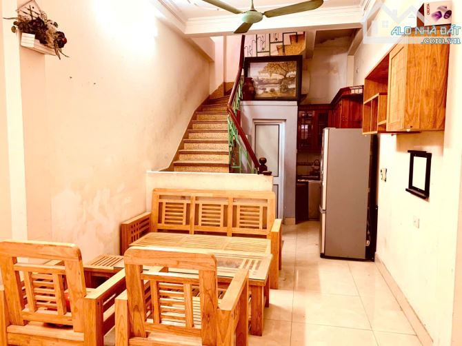 Cho thuê nhà nguyên căn ngõ 20 Đại La, 32m2 x 4 tầng, 3 ngủ, 9 triệu - 2