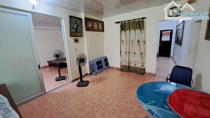 Tập thể Hoàng Quốc Việt, 60m2, 2 ngủ, 1 vệ sinh, tầng 2 chỉ 8 Triệu/th - 2