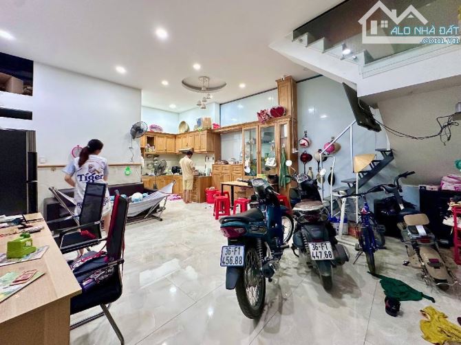 Bán nhà Q.12, Đông Hưng Thuận 17, 105m2, 2 tầng, 3PN, SH, giá 6 tỷ. LH: - 3