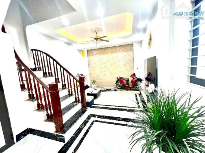 CẦN BÁN NHÀ LONG BIÊN, DIỆN TÍCH RỘNG 42 M², DÂN XÂY, LÔ GÓC THOÁNG SÁNG, FULL ĐỒ - - 3