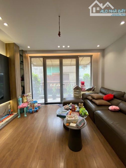 NGAY CV GIA ĐỊNH - HẺM XE HƠI - 4.4 x 14 - 5 TẦNG THANG MÁY - KHU HIẾM NHÀ BÁN - 9.5 TỶ - 3