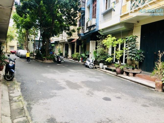 🌟🌟 Bán Gấp Nhà Phố Ngọc Lâm - Ô Tô Tránh + Đỗ - Kinh Doanh - Gần Trường Học - 2 Thoáng - 3