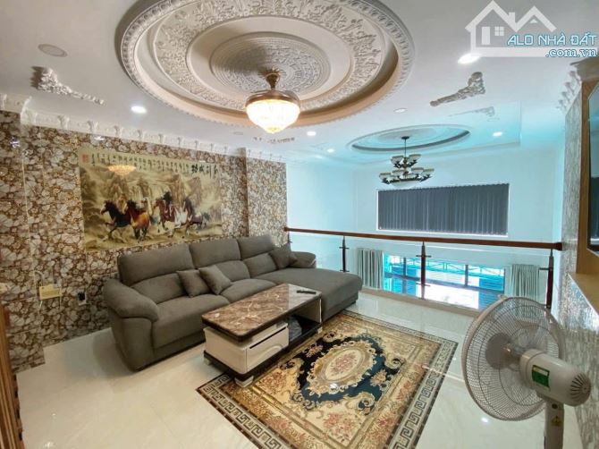 Bán nhà như hình sau trường học Nguyễn Trung Trực, P15, Gò Vấp. 4.5*12m, 5tấm, HXH 6m, 7.2 - 3