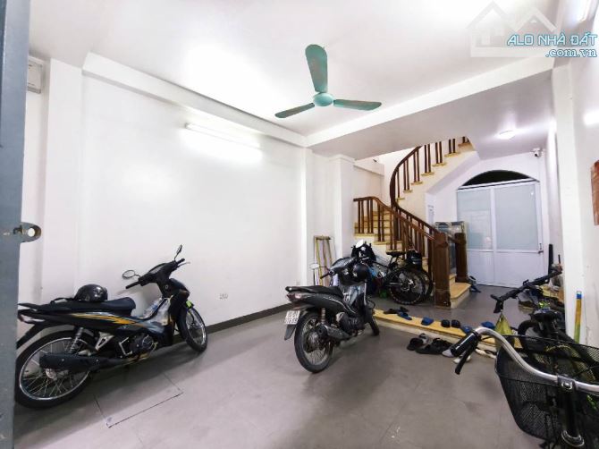 11.6 Tỷ có nhà ngã tư Trương Định - Bạch mai dòng tiền 30 tr/th, 50m ngõ thông gần phố