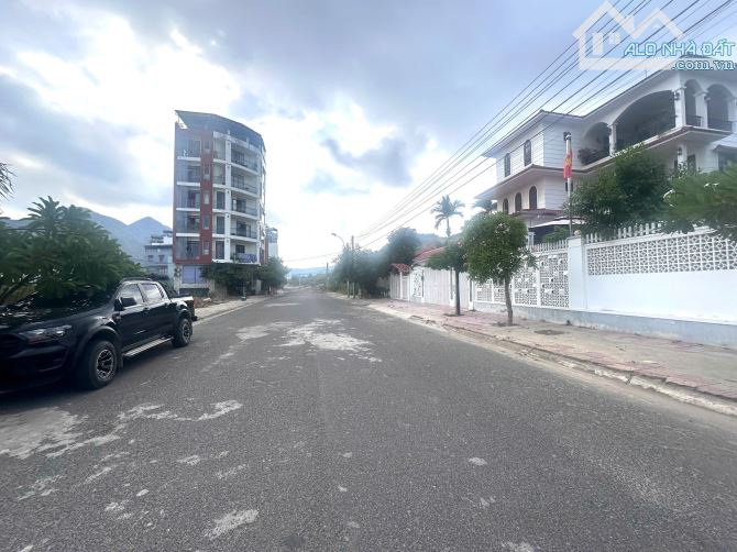 Đất Biệt thự mặt tiền đường Triệu Quang Phục -KDC Đường Đệ- Vĩnh Hoà-Nha Trang • DT 300m2 - 3