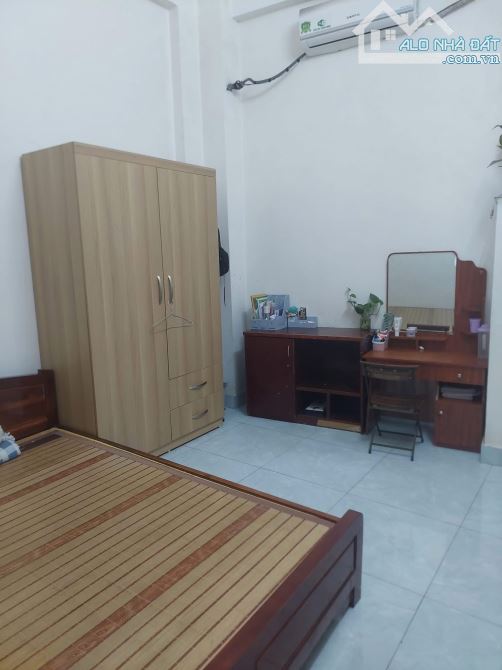 Bán nhà ngõ Đàm Lộc, dt 46m2. Mt 4,7m. Ngõ thông rộng 4m, ô tô qua lại, có thể làm spa - 3