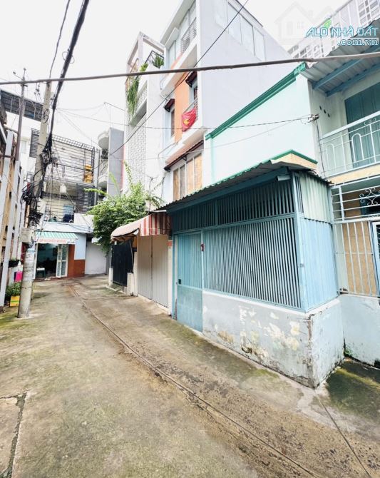 XE HƠI SÁT NHÀ - CÁCH MT 30 MÉT GIÁP QUẬN 1 - 1 PHÚT SANG Q1 THÔI CĂN GÓC - VỊ TRÍ ĐẸP LÀ - 3