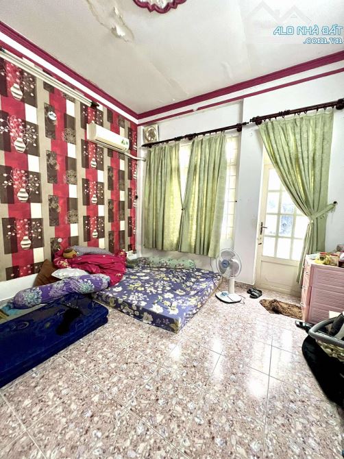 NGAY GÒ DẦU GẦN TÂN HƯƠNG - NHÀ 2 TẦNG ĐÚC THẬT 48M2 -4x12- 3 PN -HẺM XE HƠI- CHỈ HƠN 5 TỶ - 3
