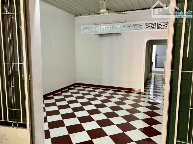Siêu ngộp ! Bán gấp căn nhà gần chợ Đầu Mối Hóc Môn 94,6m2 - SHR - Giá chỉ 990tr - 3