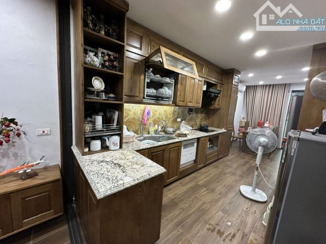Bán nhà mặt ngõ đường Cầu Giấy - Sổ đỏ 56m2 - nhà 8 tầng - MT 4,8m - Có thang máy. - 3