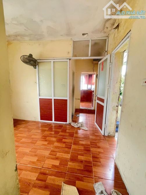 Tập thể Hồng Mai lô góc 60m ngõ ô tô thông, 3 ngủ - 3