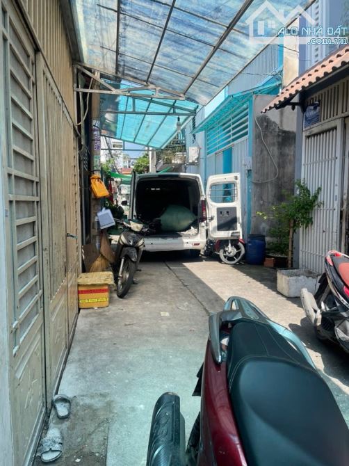 XE HƠI ĐỖ CỬA - NHÀ ĐẸP 2 TẦNG - 30M2 - NGANG HƠN 4M NỞ HẬU NHẸ - GIÁ NHỈNH 3 TỶ - 3