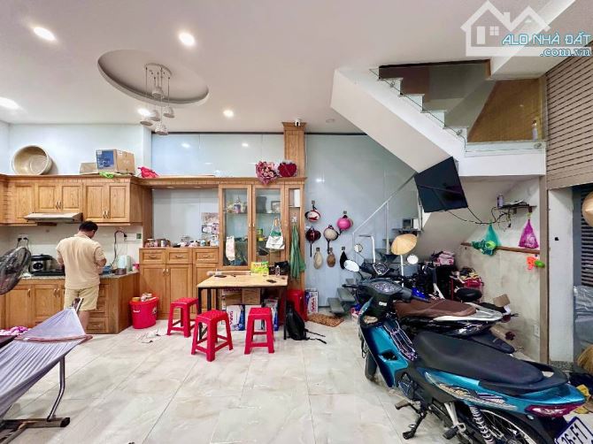 Bán nhà Q.12, Đông Hưng Thuận 17, 105m2, 2 tầng, 3PN, SH, giá 6 tỷ. LH: - 4