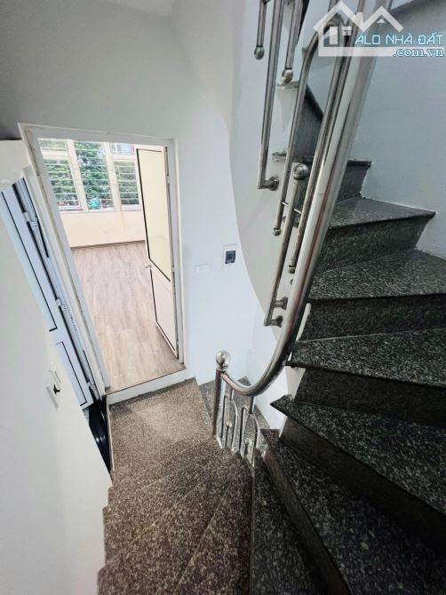 Mặt phố Trần Quốc Hoàn, Vỉa hè mênh mông, 4 tầng chắc chắn, Kinh doanh ngày đêm, Giá 8.2tỷ - 4