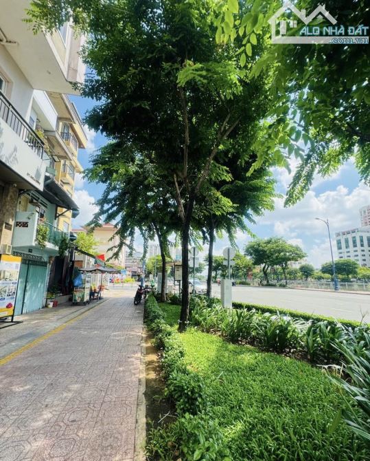 XE HƠI SÁT NHÀ - CÁCH MT 30 MÉT GIÁP QUẬN 1 - 1 PHÚT SANG Q1 THÔI CĂN GÓC - VỊ TRÍ ĐẸP LÀ - 4