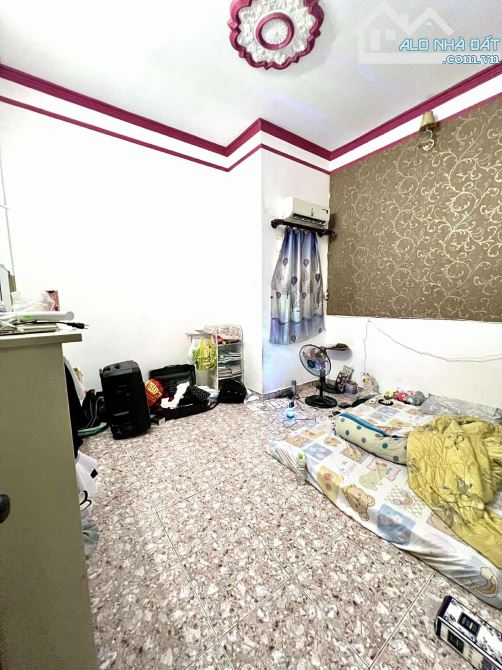NGAY GÒ DẦU GẦN TÂN HƯƠNG - NHÀ 2 TẦNG ĐÚC THẬT 48M2 -4x12- 3 PN -HẺM XE HƠI- CHỈ HƠN 5 TỶ - 4