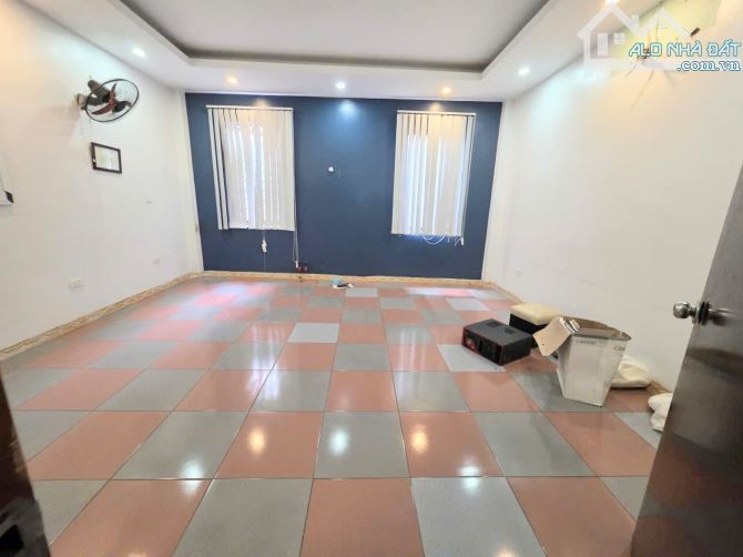Cho thuê nhà nguyên căn 4.5 tầng Khu Quân đội 918, Phúc Đồng - 75m², ô tô tránh - 20 triệu - 4