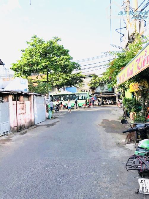 RỘNG RÃI NHƯ Ở QUÊ Ô TÔ ĐỖ GẦN NHÀ  CÁCH HẼM XE HƠI 20M, CÁCH MẶT TIỀN  HOÀNG DIỆU - NGUYỄ - 5