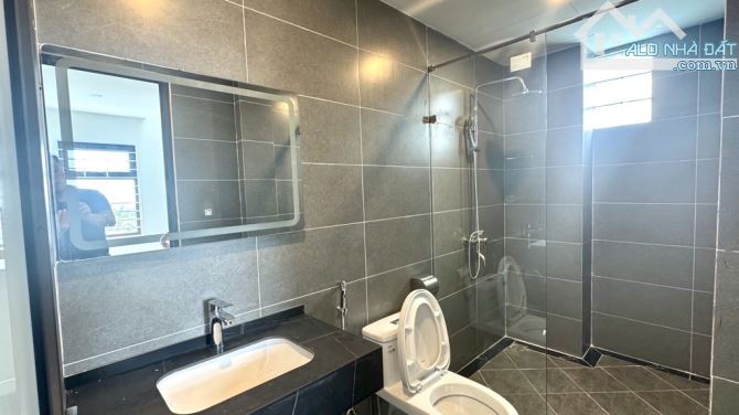 🏡🏡🏡NHỈNH 5 TỶ CÓ NGAY NHÀ TT VIỆT HƯNG , RẺ HIẾM TRONG TẦM GIÁ, 5 TẦNG FULL NỘI THẤT - 5