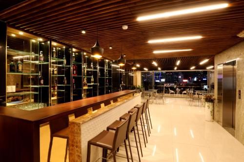 Bán khách sạn  khu Sân Bay, Đường Bạch Đằng- P.2- Tân Bình Hầm 7 Tầng, 33P Giá 39 tỷ - 5