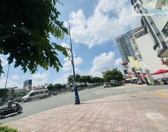 XE HƠI SÁT NHÀ - CÁCH MT 30 MÉT GIÁP QUẬN 1 - 1 PHÚT SANG Q1 THÔI CĂN GÓC - VỊ TRÍ ĐẸP LÀ - 5