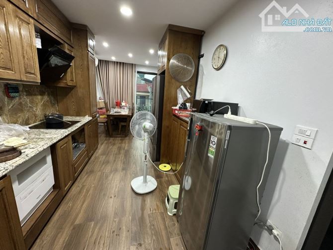 Bán nhà mặt ngõ đường Cầu Giấy - Sổ đỏ 56m2 - nhà 8 tầng - MT 4,8m - Có thang máy. - 5