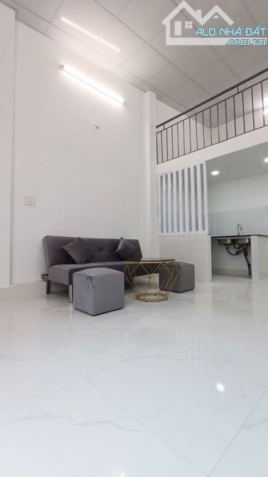 XE HƠI ĐỖ CỬA - NHÀ ĐẸP 2 TẦNG - 30M2 - NGANG HƠN 4M NỞ HẬU NHẸ - GIÁ NHỈNH 3 TỶ - 5