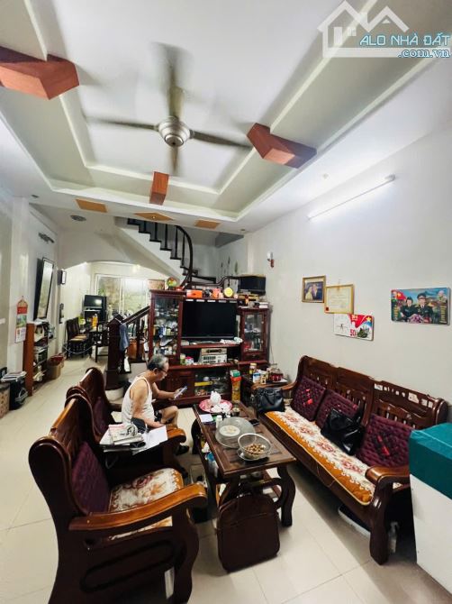 CẦU GIẤY-NGUYỄN VĂN HUYÊN - HÀNG F0-TRUNG TÂM-5 TẦNG-79M2-NGÕ RỘNG 3M -GẦN PHỐ-CÒN 15.2 TỶ - 6