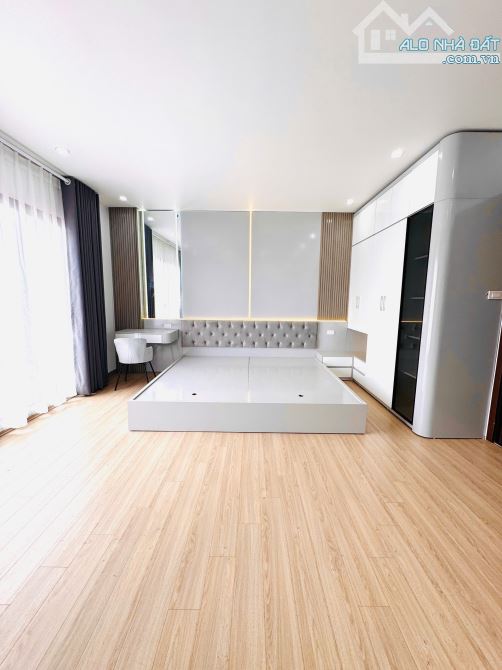 Nhà phố Cổ Linh - Long Biên. Căn góc, full nội thất, thang máy xịn sò. 40m*6tầng*mt4.8m - 6