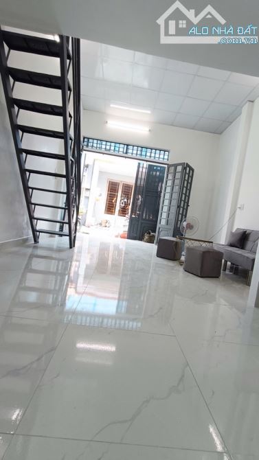 XE HƠI ĐỖ CỬA - NHÀ ĐẸP 2 TẦNG - 30M2 - NGANG HƠN 4M NỞ HẬU NHẸ - GIÁ NHỈNH 3 TỶ - 6