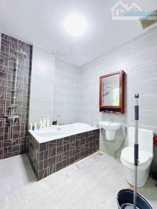BÁN NHÀ HẺM 538 ĐOÀN VĂN BƠ. 60M2, NGANG 4M NỞ HẬU L 9M 5 TẦNG, 7PN - 7
