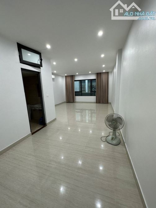 Bán nhà mặt ngõ đường Cầu Giấy - Sổ đỏ 56m2 - nhà 8 tầng - MT 4,8m - Có thang máy. - 7