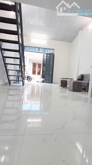 XE HƠI ĐỖ CỬA - NHÀ ĐẸP 2 TẦNG - 30M2 - NGANG HƠN 4M NỞ HẬU NHẸ - GIÁ NHỈNH 3 TỶ - 7