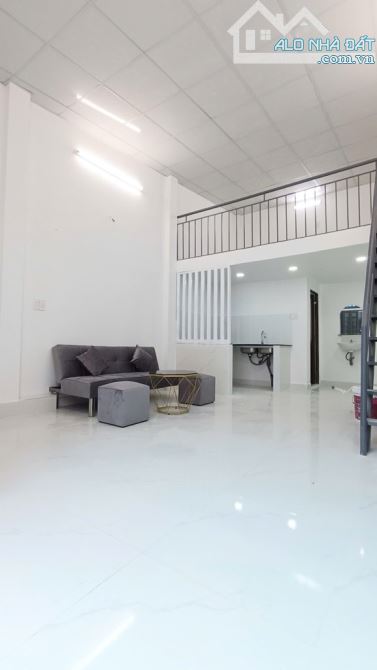 XE HƠI ĐỖ CỬA - NHÀ ĐẸP 2 TẦNG - 30M2 - NGANG HƠN 4M NỞ HẬU NHẸ - GIÁ NHỈNH 3 TỶ - 8