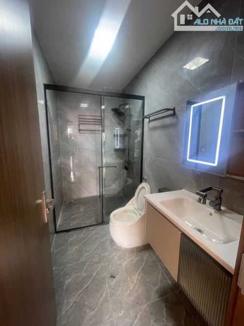 SIÊU PHẨM BỒ ĐỀ – 6 TẦNG THANG MÁY – GARA Ô TÔ – FULL NỘI THẤT 🔥 Diện tích: 45m² – MT: 5m - 9
