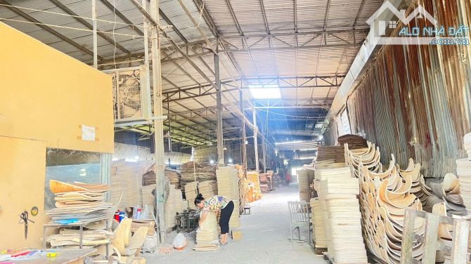 Siêu rẻ hiếm  Bán nhà xưởng đang cho thuê giá trị cao Hơn 100tr / tháng . Với tổng diện tí - 9