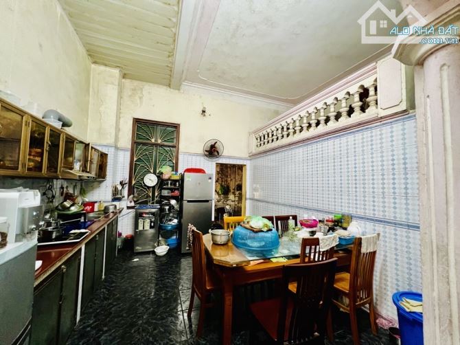 NHÀ BIỆT THỰ 3 TẦNG KHUÔN VIÊN RỘNG RÃI, Ô TÔ ĐỖ TRONG SÂN, - 9