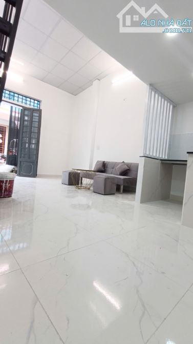 XE HƠI ĐỖ CỬA - NHÀ ĐẸP 2 TẦNG - 30M2 - NGANG HƠN 4M NỞ HẬU NHẸ - GIÁ NHỈNH 3 TỶ - 9
