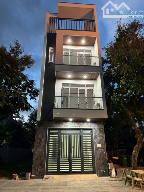 Chuyển nhượng căn nhà 1 trệt 3 lầu, tặng 10 phòng ngủ xịn sò, Tại trung tâm TP Bà Rịa củ