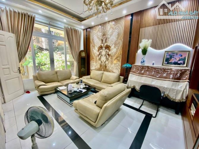 Bán nhà Hồ Ba Mẫu, DT 96m x 5 tầng, mặt tiền 7.3m, 21 tỷ đồng
