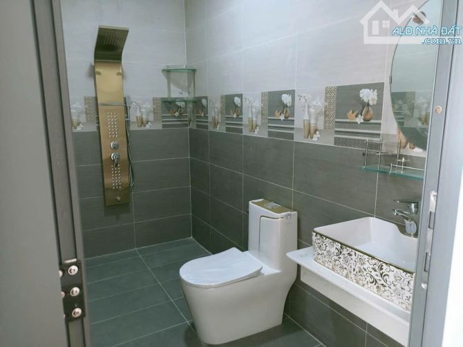 1Tỷ750 BÁN NHÀ 1 TRỆT 1 LẦU SỔ RIÊNG THỔ CƯ