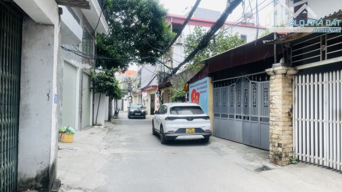 BÁN NHÀ MẶT NGÕ 318 NGỌC TRÌ - Ô TÔ TRÁNH - GIÁ QUÁ RẺ. DT:105M, MT: 5,5M. GIÁ 10,5 TỶ