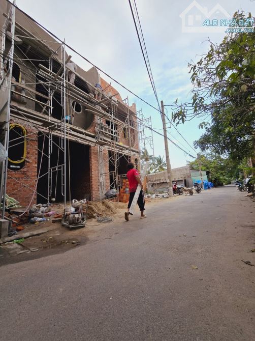 BÁN CẶP NHÀ TRỆT LẦU MÂM ĐÚC MỚI 100% ĐANG HOÀN THIỆN TRỤC CHÍNH HẺM 122 NGUYỄN THÔNG